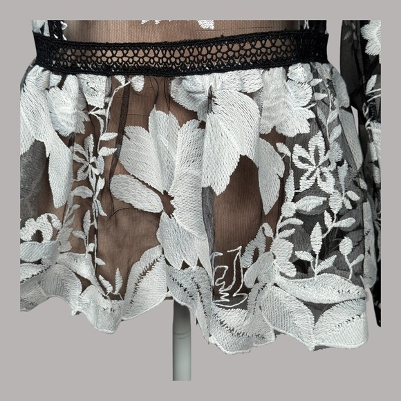 Gracia Black & White Floral Embroidered Long Sleeve Mesh Peplum Top L - Picture 4 of 16